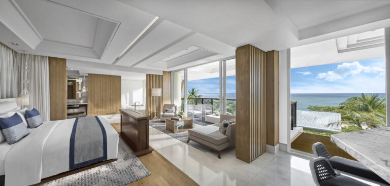 Kamar tidur Honeymoon Suite dengan pemandangan laut panoramik di Sofitel Bali Nusa Dua