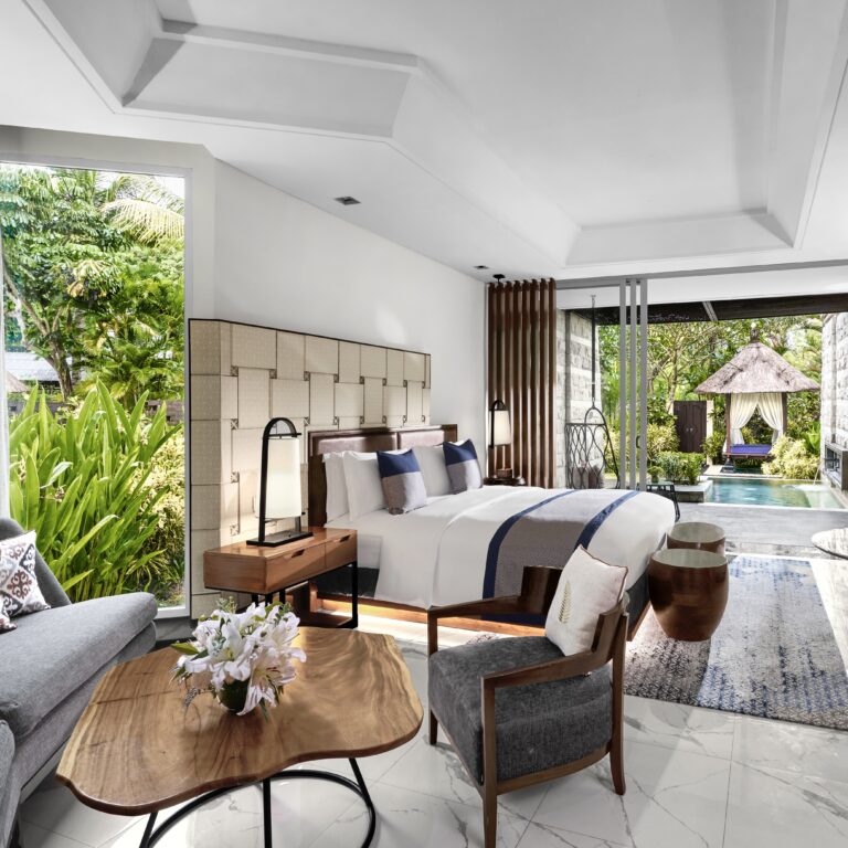Kamar Luxury dengan tempat tidur king dan kolam plunge pribadi di Sofitel Bali Nusa Dua
