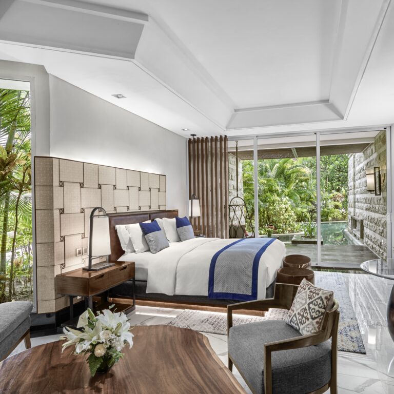 Kamar Luxury dengan tempat tidur king dan akses langsung ke kolam di Sofitel Bali Nusa Dua