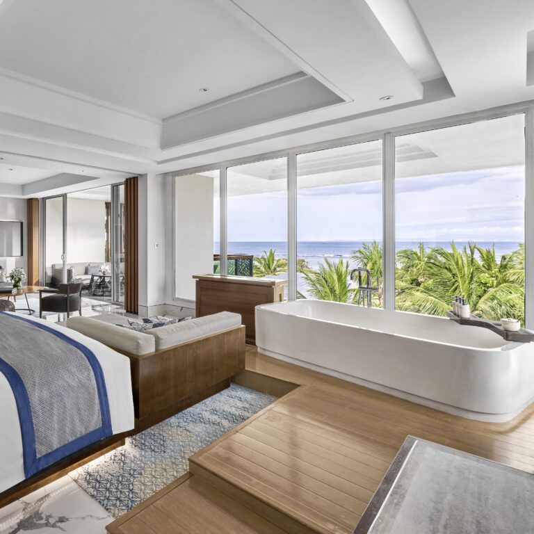 Kamar tidur dan bathtub Prestige Suite dengan pemandangan laut di Sofitel Bali Nusa Dua