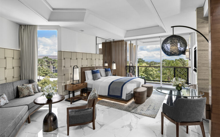 Kamar Luxury dengan tempat tidur king dan pemandangan laut di Sofitel Bali Nusa Dua