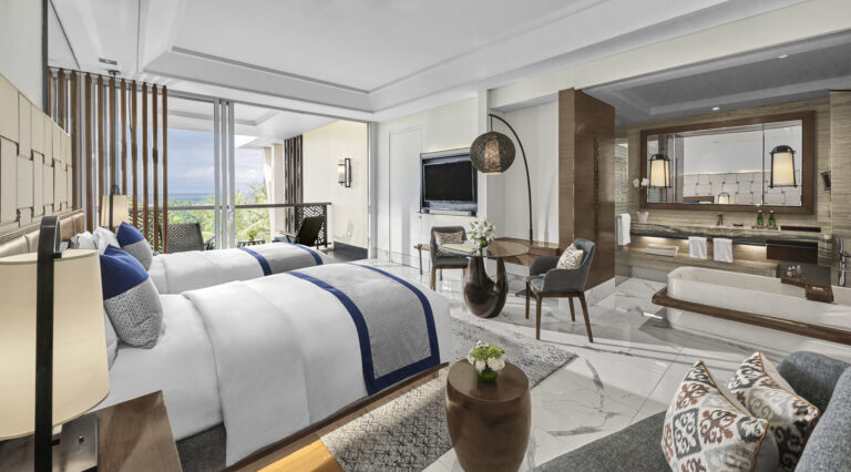 Kamar Luxury dengan dua tempat tidur dan kamar mandi terbuka di Sofitel Bali Nusa Dua