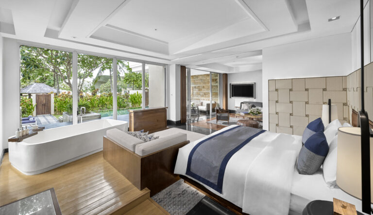 Kamar tidur Prestige Suite dengan kolam plunge pribadi di Sofitel Bali Nusa Dua