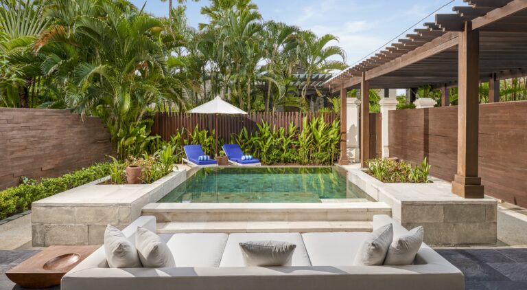 Kolam renang pribadi dan teras tropis di Honeymoon Suite Sofitel Bali Nusa Dua