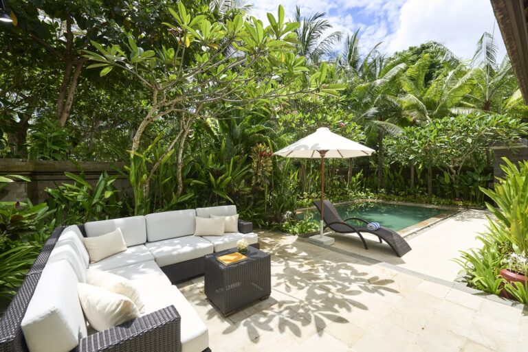 Kolam renang pribadi dan teras taman di vila dua kamar Sofitel Bali Nusa Dua