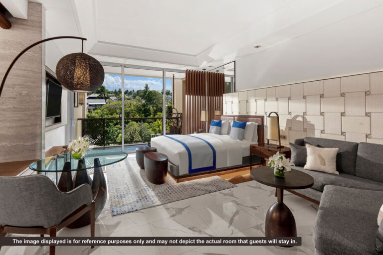 Kamar Luxury dengan tempat tidur king dan pemandangan resor tropis di Sofitel Bali Nusa Dua