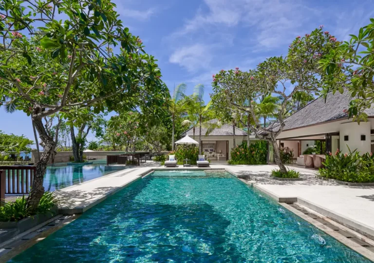 Halaman kolam renang pribadi di Presidential Villa Sofitel Bali Nusa Dua