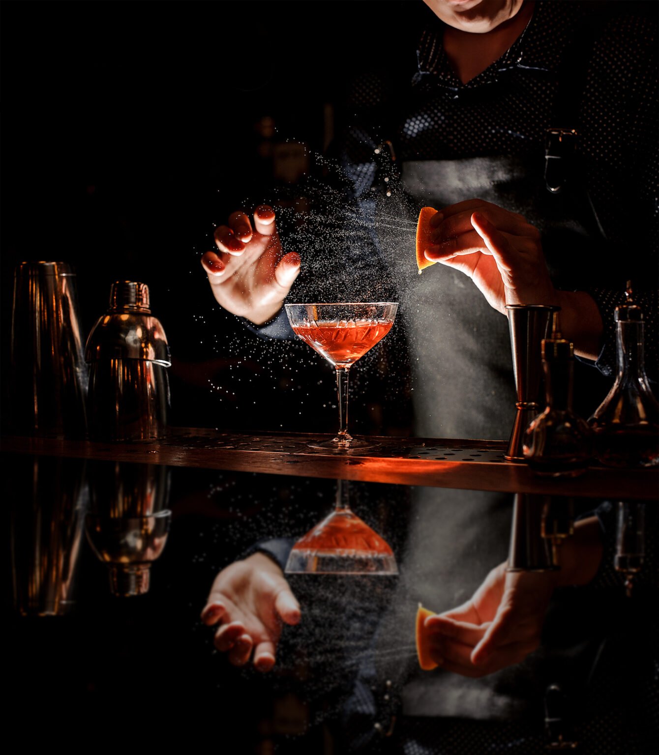Barman,Sprinkling,The,Orange,Juice,Into,The,Cocktail,On,The
