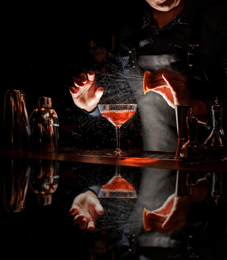 Barman,Sprinkling,The,Orange,Juice,Into,The,Cocktail,On,The