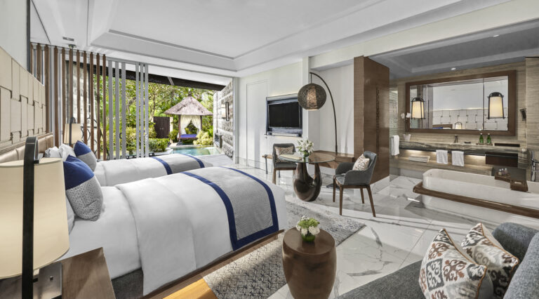 Kamar Luxury dengan dua tempat tidur dan kolam plunge pribadi di Sofitel Bali Nusa Dua