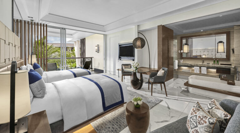 Kamar Luxury dengan dua tempat tidur dan pemandangan resor di Sofitel Bali Nusa Dua